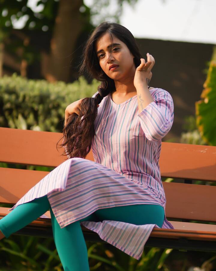 సోషల్ మీడియాలో తన లేటెస్ట్ ఫోటోస్ షేర్ చేస్తూ ఉంటుంది. Image Credit: Deepthi Sunaina/ Instagram