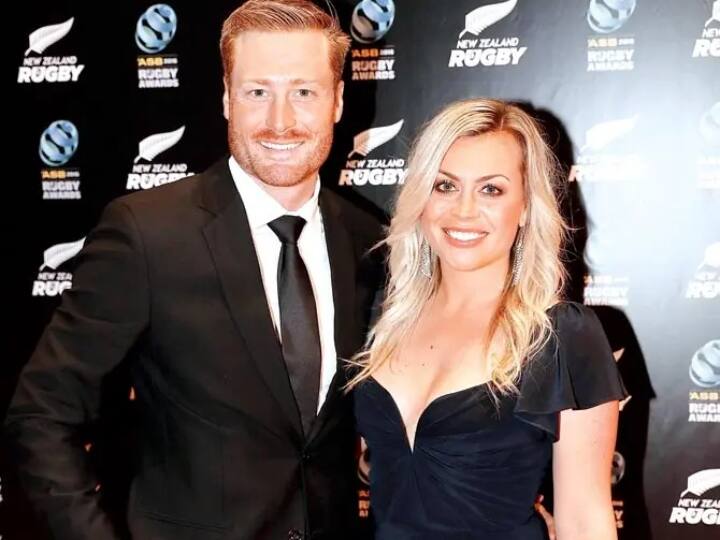 मार्टिन गप्टिल- न्यूजीलैंड के ओपनर मार्टिन गप्टिल की वाइफ का नाम लॉरा मकगोल्ड्रिक है. मार्टिन गप्टिल की वाइफ लॉरा मकगोल्ड्रिक प्रोफेशनल रिपोर्टर और पत्रकार हैं. वहीं, मार्टिन गप्टिल के भाई मिचेल गप्टिल भी ऑकलैंड के लिए क्रिकेट खेल चुके हैं. (क्रेडिट- सोशल मीडिया)