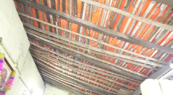 झोपड़ी में बैंक पुराना बस स्टैंड के पास मौजूद है. सामान्य तौर पर देखने से बैंक का पता नहीं चलेगा. एक झोपड़ी पर बैंक का बोर्ड देखने से पता चलेगा. आपको बता दें कि बैंक लगातार 20 वर्षों से झोपड़ी में संचालित हो रहा है. बैंक की शुरुआत 1998 में हुई थी. 35 लोगों के समूह ने मिलकर बैंक का गठन किया था. आपस में चंदा इकट्ठा कर लगभग साढ़े सत्रह हजार से लेनदन की प्रक्रिया शुरू की गई थी. ताज्जुब की बात है आज भी बैंक झोपड़ी में ही चल रहा है.