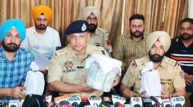Amritsar police arrested an international Smuggler along with 2 kg of Heroin, recovered drug Money and Car ਅੰਮ੍ਰਿਤਸਰ ਪੁਲਿਸ ਨੇ 2 ਕਿਲੋ ਹੈਰੋਇਨ ਸਮੇਤ ਇੱਕ ਅੰਤਰਰਾਸ਼ਟਰੀ ਤਸਕਰ ਨੂੰ ਕੀਤਾ ਗ੍ਰਿਫਤਾਰ , ਡਰੱਗ ਮਨੀ ਤੇ ਕਾਰ ਬਰਾਮਦ