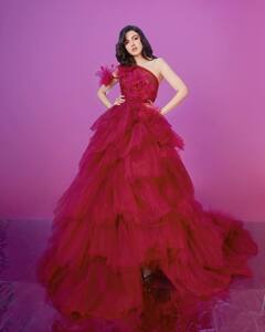 Divya Khosla Kumar Pics: रेड गाउन पहने बार्बी डॉल सी खूबसूरत लगीं दिव्या खोसला कुमार, फोटोज़ देख आपको भी हो जाएगा प्यार !