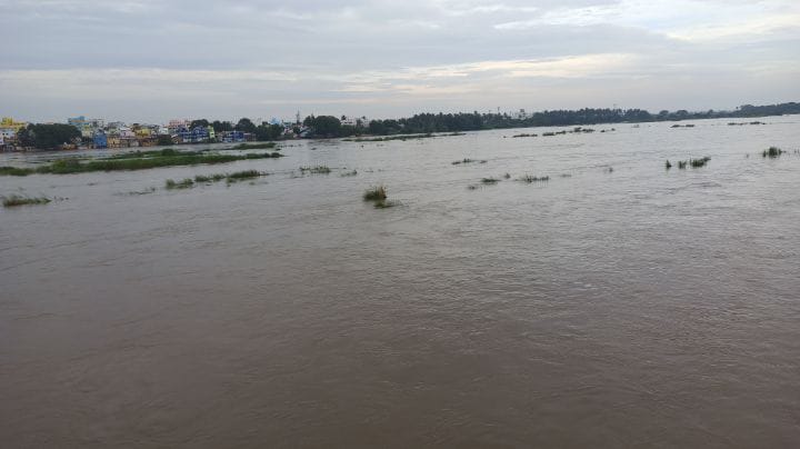 திருச்சி காவிரி, கொள்ளிடம் ஆறுகளில் வெள்ளம் ; மக்கள் பாதுகாப்பாக இருக்க மாவட்ட நிர்வாகம் அறிவுறுத்தல்