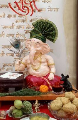 स्नेहलता हौशिराम बर्गे (कोपरगाव) यांनी 'अक्षर गणेश' संकल्पनेवर आधारली गणेशाची शाडू मूर्ती  (फोटो : अनंत बर्गे)