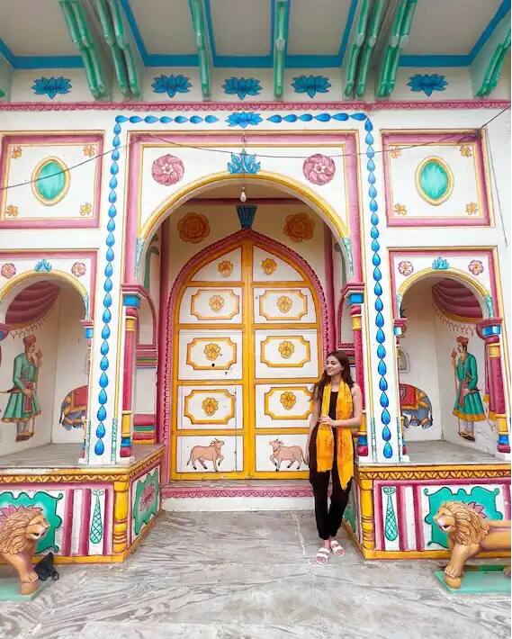 અનન્યા પાંડે દરેક લુકમાં તેના ફેન્સનું ધ્યાન પોતાની તરફ ખેંચે છે. વેસ્ટર્નથી લઈને ટ્રેડિશનલ લુકમાં તે ખુબ જ સુંદર દેખાય છે.