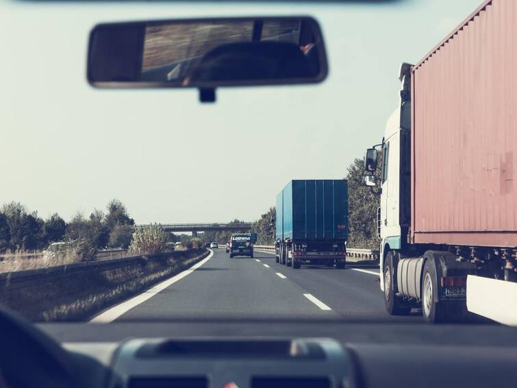 Toll Fare increase: 20 Toll gates in Tamil Nadu fare increased by NHAI from today Toll Fare: தமிழ்நாட்டிலுள்ள 20 சுங்கச்சாவடிகளில் அதிரடியாக உயர்ந்த கட்டணம்.. எங்கெங்கே தெரியுமா?