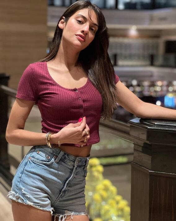 Nusrat Jahan Pics: क्रॉप टॉप और शॉर्ट पैंट में नुसरत जहां की ये ग्लैमरस तस्वीरें छुड़ा देंगी आपके पसीने, फैंस की बढ़ीं धड़कने