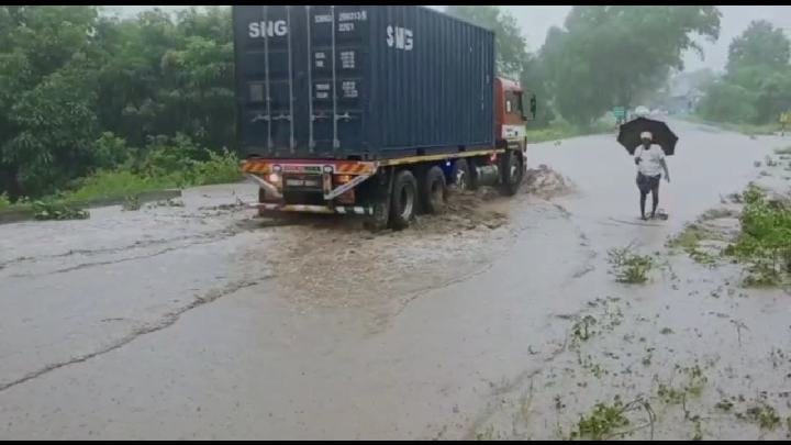 தொடர் கனமழை....அரூர் - சேலம் பிரதான சாலையில் பெருக்கெடுத்து ஓடிய வெள்ளம்...!