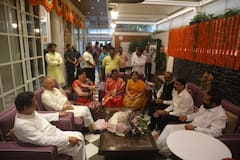 PHOTO : राज ठाकरे यांच्या घरी मुख्यमंत्र्यांची सदिच्छा भेट, पाहा फोटो