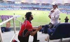 Asia Cup 2022: ਮੈਚ ਤੋਂ ਬਾਅਦ ਹਾਂਗਕਾਂਗ ਦੇ ਇਸ ਖਿਡਾਰੀ ਨੇ ਲੁੱਟੀ ਮਹਫਿਲ, ਮੈਦਾਨ ਚ ਹੀ ਕਰ ਦਿੱਤਾ ਪ੍ਰੇਮਿਕਾ ਨੂੰ ਪ੍ਰਪੋਜ਼, ਵੇਖੋ Video