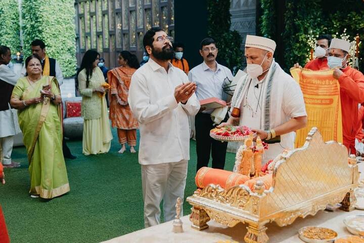 मुख्यमंत्र्यांनी अंबानी यांच्या मुंबईतील अँटिलिया या निवासस्थानी उपस्थित राहून गणेशाचे दर्शन घेतले.