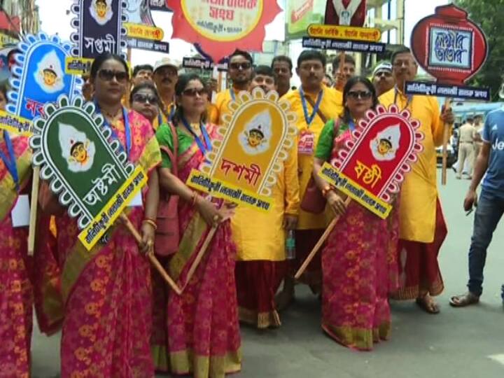 একাধিক প্ল্যাকার্ড, সাজে সেজে উঠেছেন উদ্যোক্তা থেকে উপস্থিতেরা। সব মিলিয়ে সকাল থেকেই জমজমাট তিলোত্তমা।