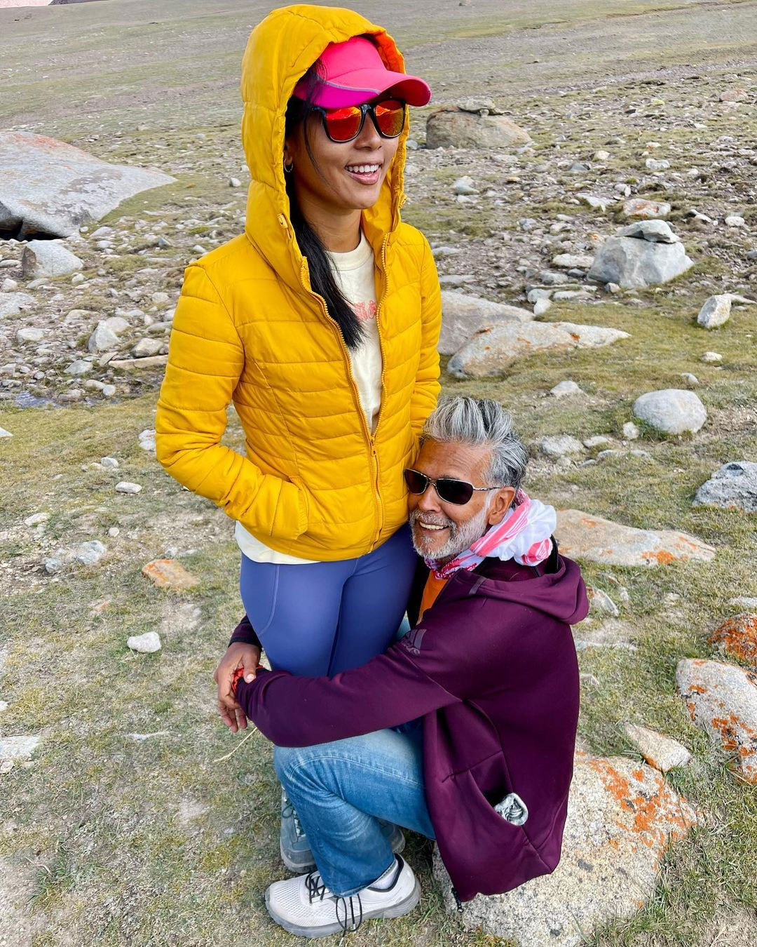 17,000 फीट की ऊंचाई पर मिलिंद सोमन ने पकड़े पत्‍नी अंकिता के पैर, देखें तस्‍वीरें