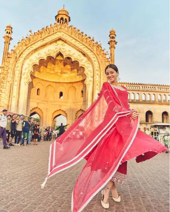 અનન્યા પાંડે આજકાલ 'ડ્રીમ ગર્લ 2'ના શૂટિંગમાં વ્યસ્ત છે. આ જ સંબંધમાં તે મથુરા શહેરમાં પહોંચી છે. આ ફિલ્મમાં આયુષ્માન ખુરાના લીડ રોલમાં જોવા મળશે.