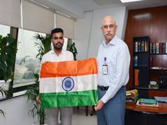 फ्रेंडशिप पीक पर तिरंगा फहराएंगे गोरखपुर के नीतीश, CBI के ज्‍वाइंट डायरेक्टर ने तिरंगा भेंट कर किया रवाना