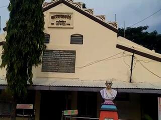 महिला सरपंचाला भ्रष्टाचाराचे पाठ शिकवण्याऱ्या ग्रामसेवकाविरुद्ध गावकरी आक्रमक, केली निलंबनाची मागणी