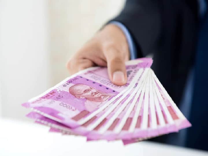 Tax Saving Fixed Deposit Scheme: रिजर्व बैंक ऑफ इंडिया ने अगस्त के महीने में 0.50 प्रतिशत रेपो रेट में बढ़ोतरी की थी. इस फैसले के बाद से लगातार देश के कई बैंकों ने अपने डिपॉजिट रेट्स में बढ़ोतरी की है. ऐसे में अब ग्राहकों को एफडी, आरडी और सेविंग खाते पर ज्यादा रिटर्न मिल रहा है.