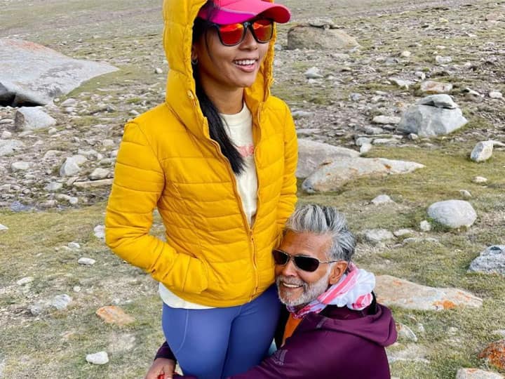 Milind Soman wishes wife Ankita Konwar on her birthday poses with her at 17000 feet 17,000 फीट की ऊंचाई पर मिलिंद सोमन ने पकड़े पत्‍नी अंकिता के पैर, देखें तस्‍वीरें