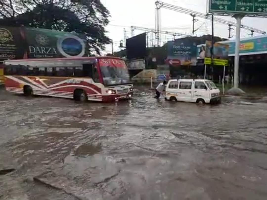 Heavy rain in Coimbatore caused motorists to suffer due to waterlogged roads TNN கோவையில் கனமழையால் சாலைகளில் தேங்கிய வெள்ள நீர்; வாகன ஓட்டிகள் அவதி