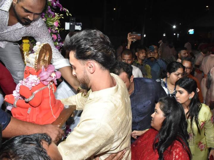 गणरायाचे आगमन, त्याच्यासाठी करण्यात येणारी सजावट, दर्शनाला येणारे सेलिब्रिटी तसेच विसर्जनाला असणारा जल्लोष हे जाणून घेण्यासाठी त्याचे चाहते उत्सुक असतात.  (Photo - viral bhayani)