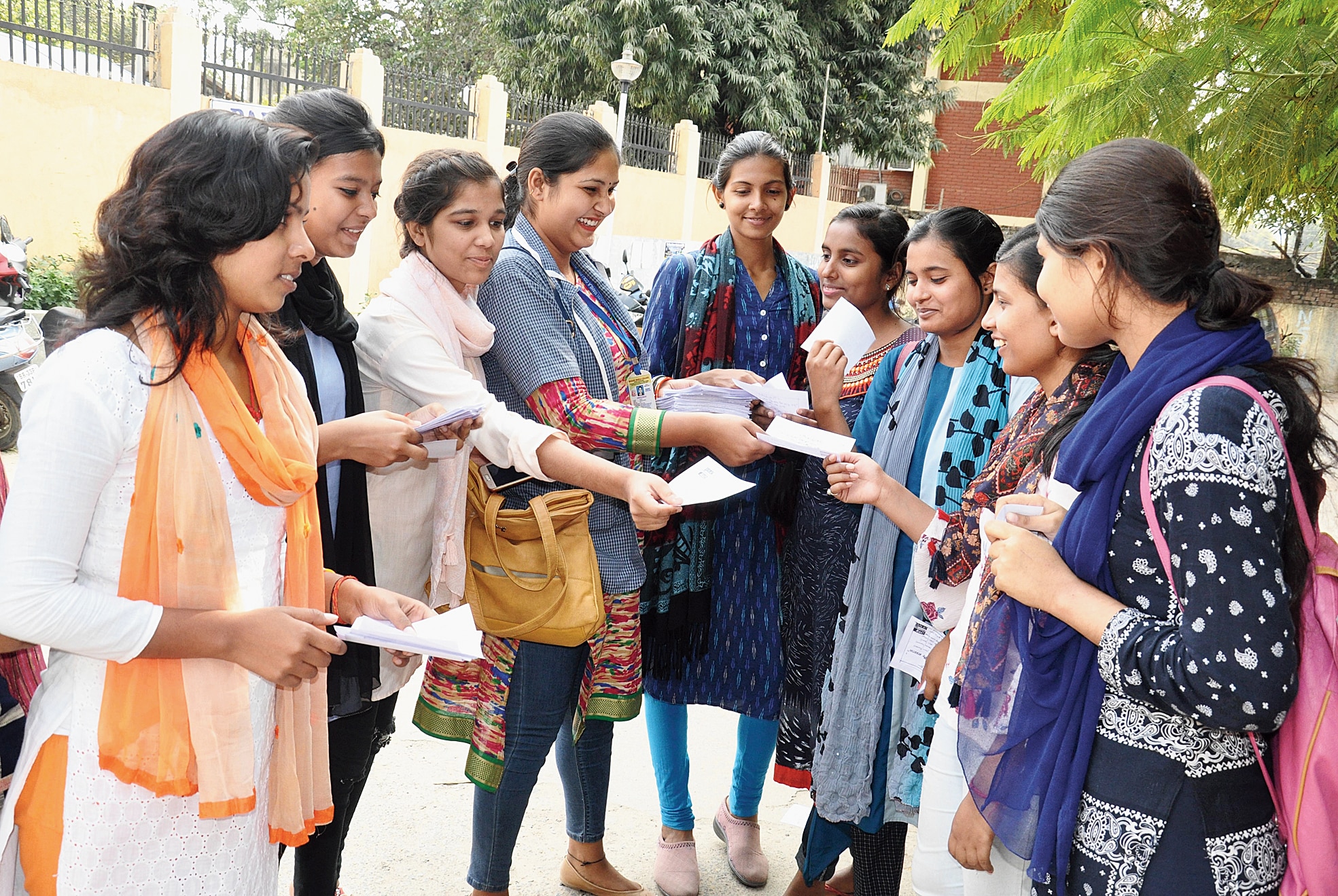 ஐஐடி, ஐஐஎம்களில் சேரும் அரசுப்பள்ளி மாணவர்களுக்கு இலவசக் கல்வி: விதிமுறைகள் என்னென்ன?