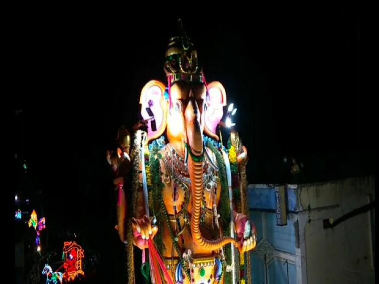 32 feet Vinayagar statue procession in nagapattinam  on behalf of vinayagar chathurthi TNN வாராரு..வாராரு..விநாயகர் வாராரு...நாகையில் வலம் வந்த  32 அடி உயர அத்தி விநாயகர்..!