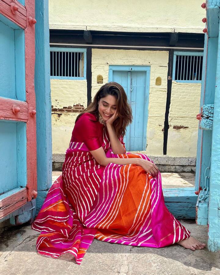 अपने फैंस को लगातार अपडेट रखने वालीं शरवरी वाघ (Sharvari Wagh) गणेश चतुर्थी के मौके पर साड़ी में नजर आईं. उन्होंने इंस्टाग्राम पर इसकी तस्वीरें शेयर की हैं.