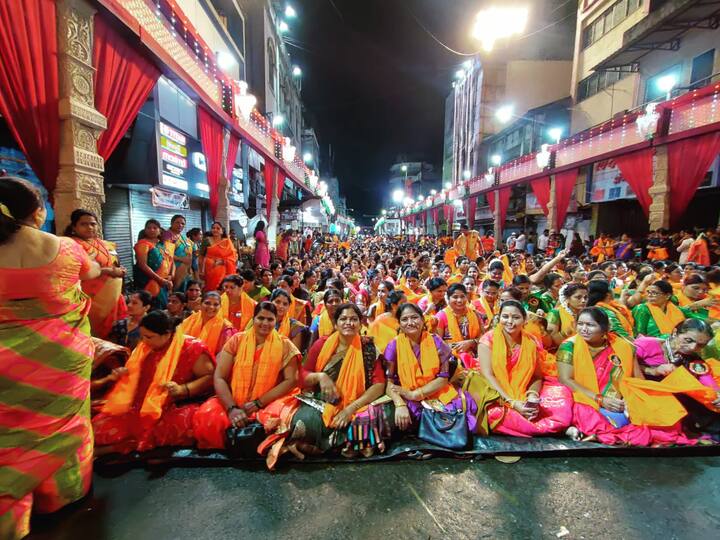 पहाटेपासून महिलांची मंदिर परिसरात लगबग सुरु होती.