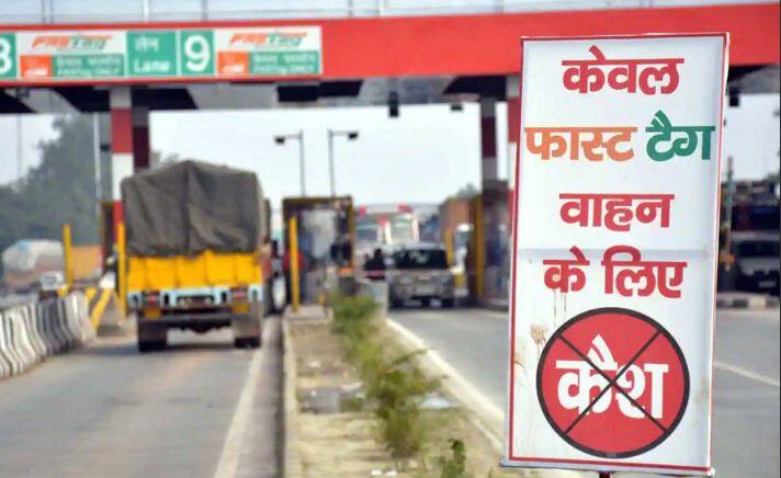 ਯਮੁਨਾ ਐਕਸਪ੍ਰੈਸ ਵੇਅ 'ਤੇ 1 ਸਤੰਬਰ ਤੋਂ ਨਵਾਂ ਟੋਲ ਟੈਕਸ ਅਦਾ ਕਰਨਾ ਹੋਵੇਗਾ। ਨਵੇਂ ਨਿਯਮ ਮੁਤਾਬਕ ਯਮੁਨਾ ਐਕਸਪ੍ਰੈਸਵੇਅ 'ਤੇ 1 ਸਤੰਬਰ ਤੋਂ 10 ਪੈਸੇ ਪ੍ਰਤੀ ਕਿਲੋਮੀਟਰ ਜ਼ਿਆਦਾ ਦੇਣੇ ਹੋਣਗੇ। ਇਸ ਨਾਲ ਹੀ ਵਪਾਰਕ ਵਾਹਨਾਂ ਨੂੰ 52 ਪੈਸੇ ਪ੍ਰਤੀ ਕਿਲੋਮੀਟਰ ਤੱਕ ਵੱਧ ਟੋਲ ਟੈਕਸ ਦੇਣਾ ਪਵੇਗਾ। ਇਸ ਤੋਂ ਇਲਾਵਾ ਕਈ ਹਾਈਵੇਅ 'ਤੇ ਟੋਲ ਰੇਟ ਵੀ ਵਧਾ ਦਿੱਤੇ ਗਏ ਹਨ।