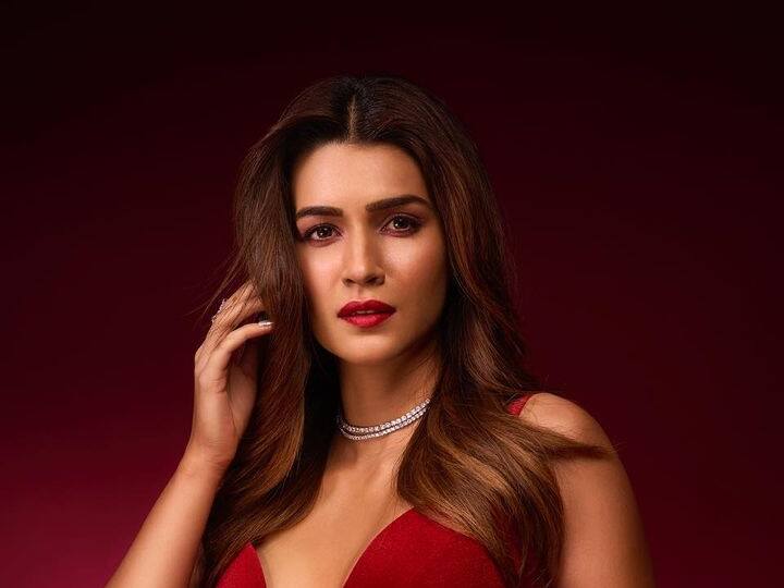 डायमंड ज्वेलरी घालून तिने हा लूक पूर्ण केला आहे.(फोटो सौजन्य : kritisanon/इंस्टाग्राम)