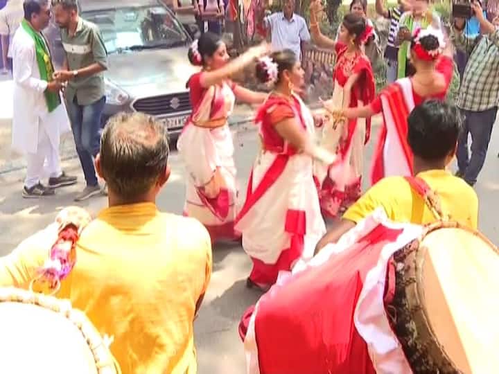 নাচে-গানে মেতে রাজপথ। ঢাকের তালে তালে কোমর দোলালেন মহিলারাও। গিরিশ পার্কে জড়ো হবে ফোরাম ফর দুর্গোত্সবের অধীন পুজোগুলির উদ্যোক্তারা। উত্তর কলকাতার পুজোর উদ্যোক্তারা জড়ো হবেন বিবেকানন্দ রোডে। পোস্তা উড়ালপুলের দিকে জড়ো হবেন দক্ষিণ কলকাতার পুজো কমিটিগুলির প্রতিনিধিরা।