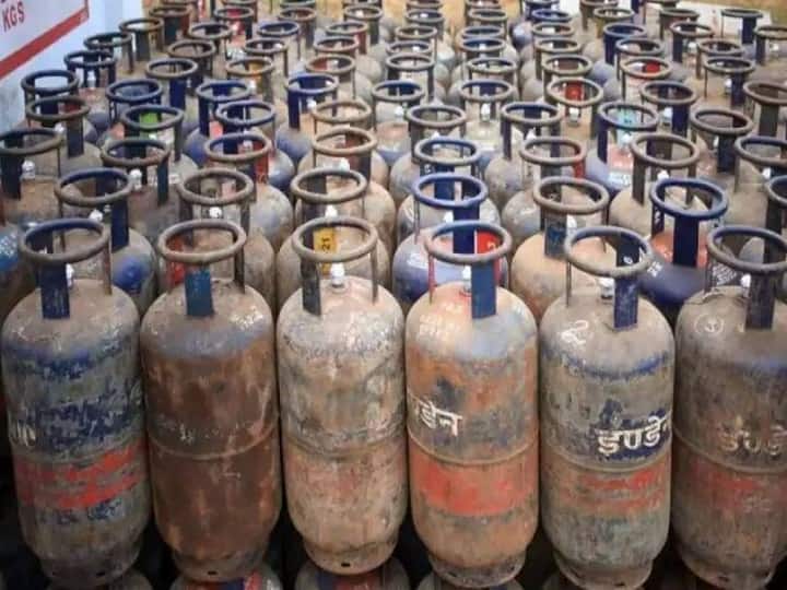 LPG Cylinder Price Commercial LPG Cylinder Price Reduced in Delhi Know Latest Price LPG Cylinder Price Reduced: कमर्शियल एलपीजी के दाम में भारी कटौती! जानें- दिल्ली में अब कितने रुपये में मिलेंगे सिलेंडर ?