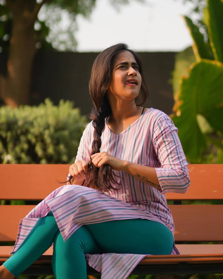 బిగ్ బాస్ తనకి మరింత క్రేజ్ సంపాదించి పెట్టింది. ఇన్స్టాగ్రామ్ లో ఆమెకి నాలుగు మిలియన్లకు దగ్గరగా ఫాలోవర్స్ ఉన్నారు.ఈ నెంబర్ పెరుగుతూనే ఉంటుంది. Image Credit: Deepthi Sunaina/ Instagram
