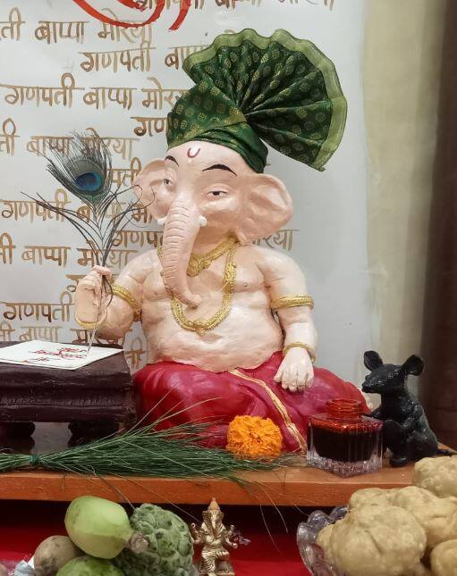 नैसर्गिक रंगाचा वापर करून आकारलं बाप्पाचं देखणं रुप  (फोटो : अनंत बर्गे)