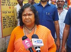 कानपुर: साध्वी निरंजन ज्योति से ग्रामीणों ने की एसडीएम की शिकायत, मंत्री ने सबके सामने जमकर फटकारा