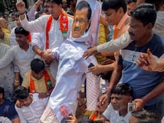 Delhi Assembly: டெல்லி சட்டப்பேரவை சிறப்புக் கூட்டத்தில் பாஜக அமளி... 4 எம்.எல்.ஏக்கள் இடைநீக்கம்...