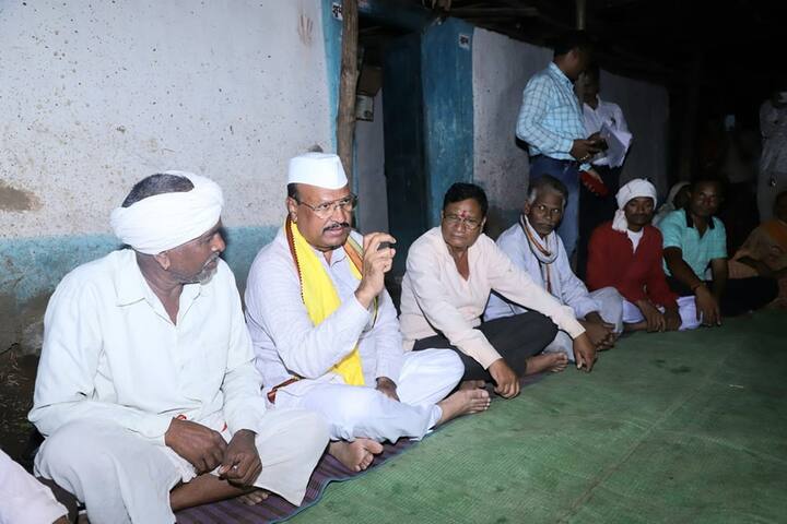 साद्राबाडी या गावातील शेतकरी शैलेंद्र सालकर यांच्याकडे अब्दुल सत्तार रात्री मुक्कामी राहिले.