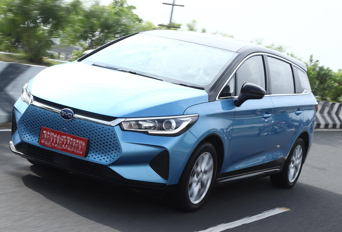 BYD E6 Vs Toyota Innova Crysta: Check Out What The Electric And Diesel Cars Have To Offer