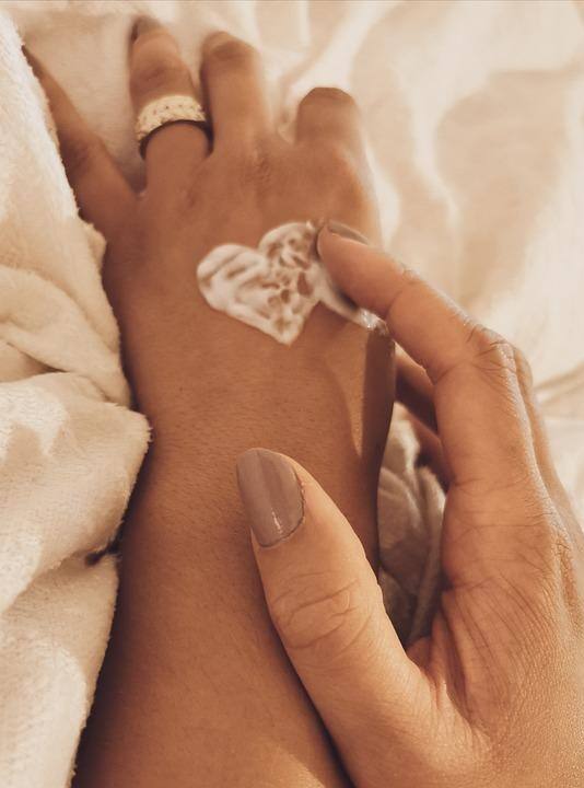 তাই কোনও কিছু ত্বকে ব্যবহার করার আগে একবার ত্বক বিশেষজ্ঞর সঙ্গে পরামর্শ করে নেওয়া দরকার। তবেই, ত্বকের অন্যান্য সমস্যাগুলির চিন্তা দূর হবে।