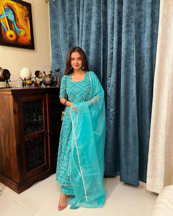 अनुष्का सेन ने हाल ही में इंस्टाग्राम पर अपनी कुछ तस्वीरें शेयर की हैं, जिसमें वो स्काई ब्लू कलर का प्रिंटेड अनारकली सूट पहने हुई दिखाई दे रही हैं.