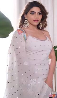 Nikki Tamboli Pics: सलवार-कमीज में किलर लुक देती नजर आईं निक्की तंबोली, गजब का अंदाज देख बढ़ीं फैंस की धड़कनें