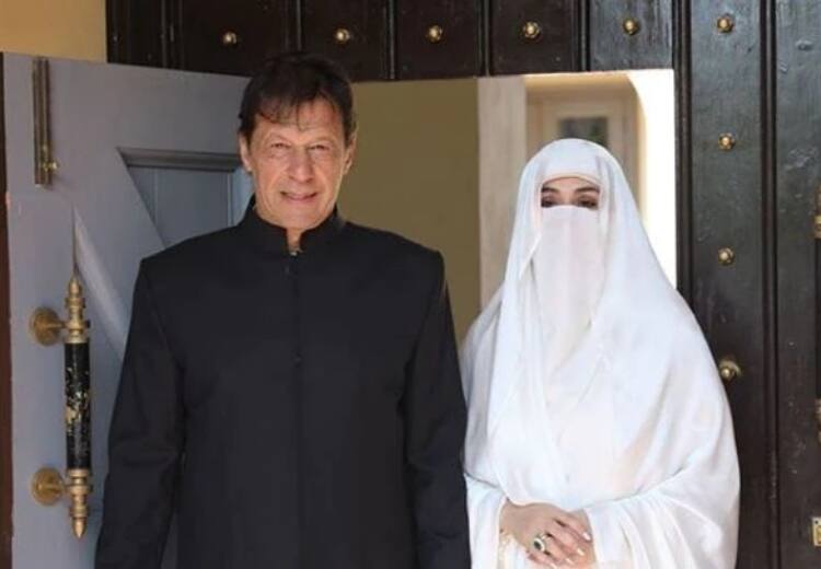 Bushra Bibi Bribery: 'बीवी ने घूस में लिया था हीरों का हार', सवाल पर भड़के इमरान खान बोले- ये बड़े सस्ते होते हैं, कोई महंगी चीज की बात करो Imran Khan says on Wife Bushra Bibi Bribery Allegations Diamonds are very cheap talk about something expensive Bushra Bibi Bribery: 'बीवी ने घूस में लिया था हीरों का हार', सवाल पर भड़के इमरान खान बोले- ये बड़े सस्ते होते हैं, कोई महंगी चीज की बात करो
