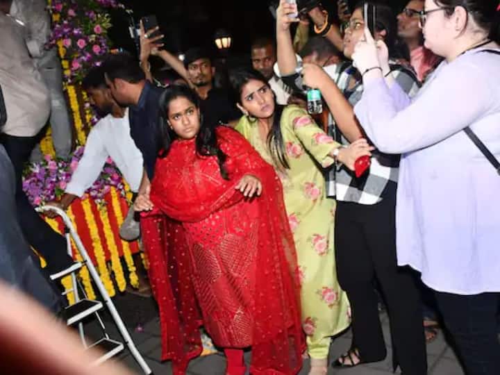 सोहेल खान, अल्विरा अग्निहोत्री, हेलन यांसह सलमानच्या कुटुंबातील जवळपास सर्वजण या गणपती विसर्जनासाठी उपस्थित राहिले होते.