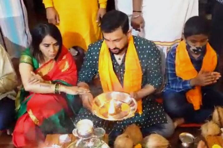 दर्शन झाल्यानंतर बाप्पाला अभिषेक देखील केला.