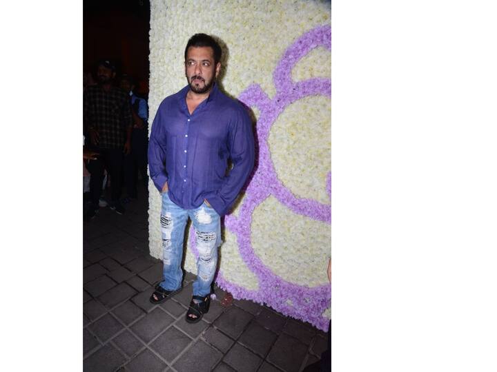 अर्पिताच्या घरी गणपती दर्शनासाठी अनेक सेलिब्रिटींनी हजेरी लावली. (Photo - viral bhayani)