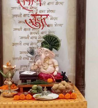 गणेशाच्या सजवटीत कॕलिग्राफीच्या सहाय्याने स्तोत्र रेखाटण्यात आली आहे. (फोटो : अनंत बर्गे)