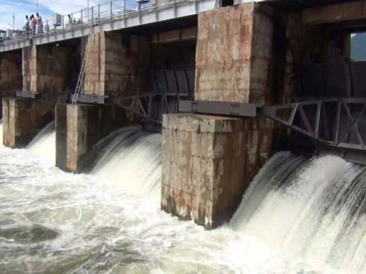 Manchalaru Dam has reached its full capacity and flood warning has been issued to the people along the river bank of the dam TNN தேனி: மஞ்சளாறு அணை முழு கொள்ளளவை எட்டியது - கரையோர மக்களுக்கு வெள்ள அபாய எச்சரிக்கை