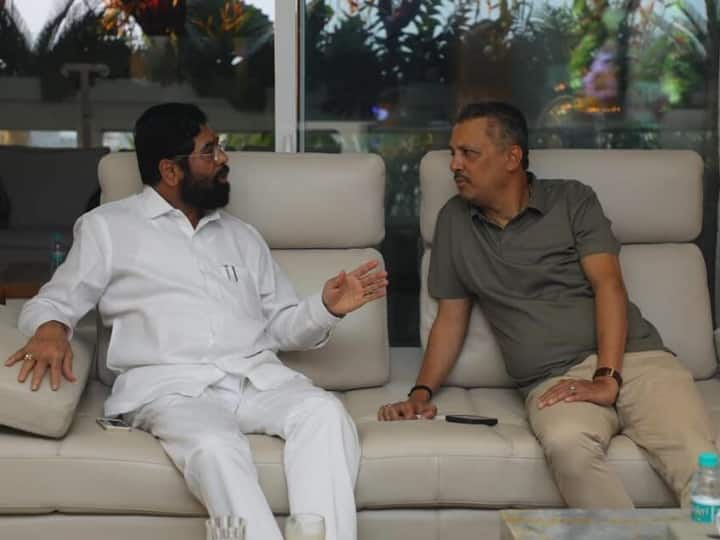 CM Eknath Shinde reaches Uddhav Thackeray personal secretary Milind Narvekar house on Ganesh Chaturthi Maharashtra Politics: उद्धव ठाकरे के निजी सचिव मिलिंद नार्वेकर से मिले CM शिंदे, क्या हैं संकेत?