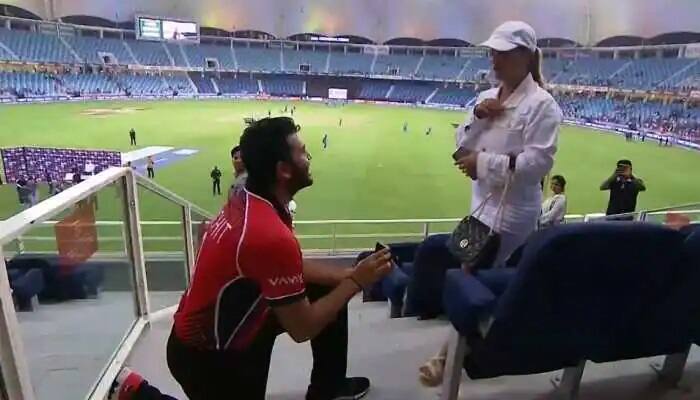 Ind vs HKG Asia Cup 2022: Hong Kong star cricketer Kinchit Shah proposing her Girlfriend in stadium like as deepak chahar style Ind vs HKG: મેચ હાર્ય બાદ હોંગકોંગના આ ખેલાડીએ દીપક ચાહરની સ્ટાઇલમાં ગર્લફ્રેન્ડનું સ્ટેડિયમમાં કર્યુ પ્રપૉઝ, વીડિયો વાયરલ