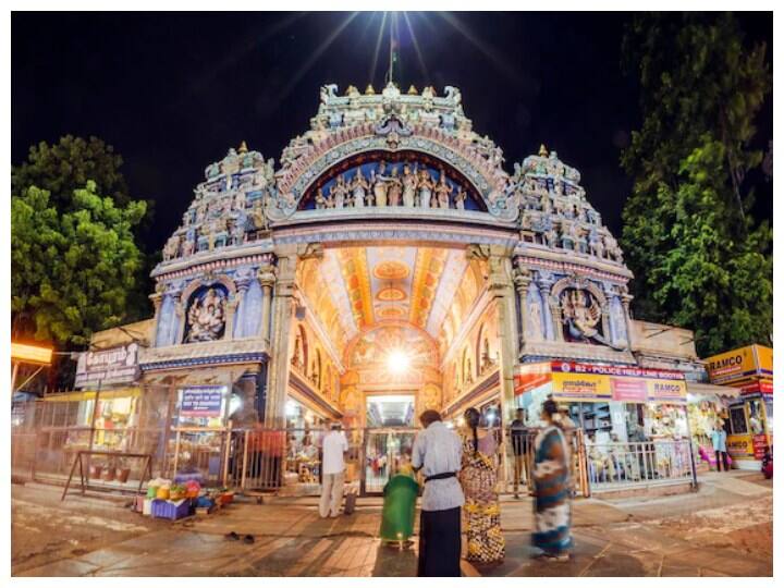 मीनाक्षी मंदीर के 4 द्वार हैं, जो कि 40 से 50 मीटर ऊंचा है. अपनी बनावट, इतिहास और धार्मिक मान्यताओं के अनुसार यह तमिलनाडु राज्य का सबसे मुख्य आकर्षण केंद्र है. यहां भक्त पूरे साल आते रहते हैं.