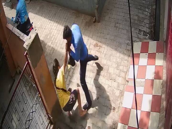 Farrukhabad Miscreants looted jewelery in house, incident caught on CCTV camera ANN Farrukhabad Crime News: तमंचे के नोक पर बदमाशों ने दिनदहाड़े लूटे जेवर, CCTV कैमरे में कैद हुई घटना